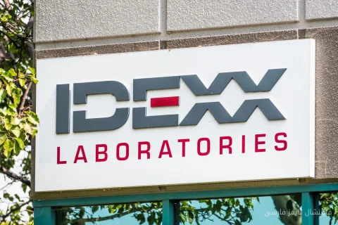 آیا سهام IDEXX Laboratories از داو جونیور عقب افتاده است؟