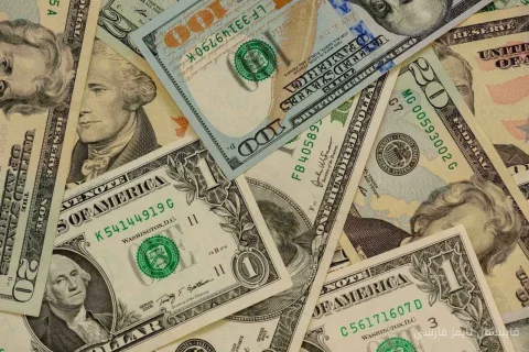 دلار در میانهٔ افزایش قیمت نفت و بازدهی اوراق بهادار حمایت می‌شود